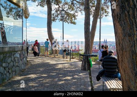 Touristen am Aussichtspunkt des Hanavsky Pavillons im Letna Park mit Blick auf die Altstadt von Prag Stockfoto