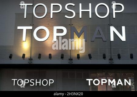 Nahaufnahme der Sigs auf dem topshop und topman Gebäude in Briggate im Zentrum von Leeds Stockfoto