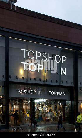 Schild über der Tür des topshop- und topman-Gebäudes in Briggate im Zentrum von Leeds Stockfoto