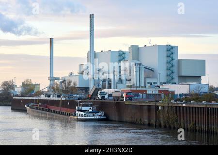 Waste-to-Energy-Anlage am Ufer der Elbe in der Nähe Magdeburg Stockfoto