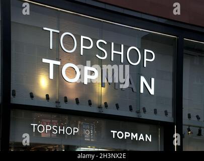 Schild über der Tür des topshop- und topman-Gebäudes in Briggate im Zentrum von Leeds Stockfoto