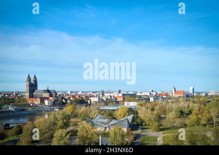 Panorama der Stadt Magdeburg mit dem Rotehornpark und dem Magdeburger Dom Stockfoto