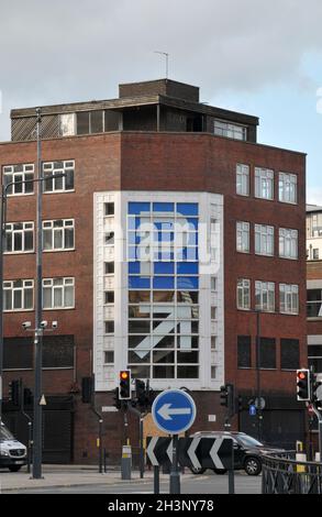 Großes Parkschild an einem Gebäude an der Ecke Lady Lane in Leeds mit Verkehrs- und Straßenschildern Stockfoto