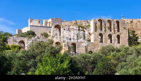 Akropolis von Athen, Griechenland. Szenische Ansicht von Odeon des Herodes Atticus auf dem Hintergrund der Akropolis-Wand. Dieses Hotel ist das Wahrzeichen Athens. Panorama o Stockfoto