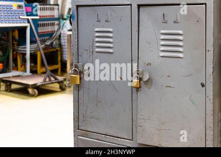 Alte Schließfächer mit Vorhängeschlössern in der Industriefabrik Stockfoto