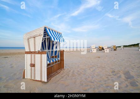 Liegen am Strand der deutschen Ostsee Küste bei Ahlbeck Stockfoto