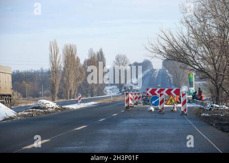 Straßenarbeiten, horizontal. Tankstelle auf der rechten Seite. Stockfoto