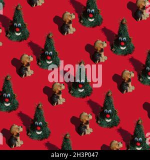 Kreatives Muster mit Haustier und Weihnachtsbaum. Minimalkonzept mit Hund. Pastellroter Hintergrund. Stockfoto