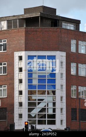 Großes Parkschild an einem Gebäude an der Ecke Lady Lane in Leeds mit Verkehrs- und Straßenschildern Stockfoto