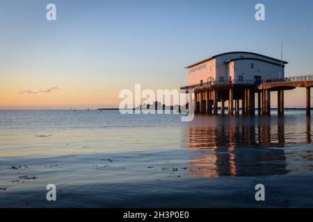 Wintersonnenaufgang an der RNLI-Rettungsbootstation, Roa Island, Rampside, Barrow in furness, Cumbria, Großbritannien, 15th. Oktober 2021, mit Piel Island im Hintergrund. Stockfoto