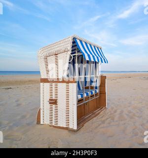 Liege am Strand von Ahlbeck auf Deutsch Ostseeküste Stockfoto