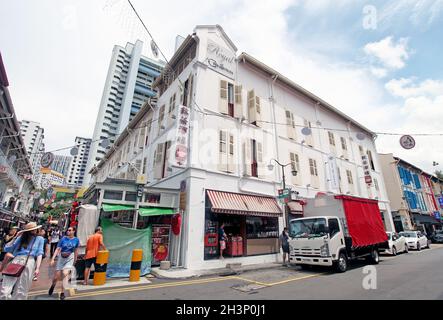An der Kreuzung zwischen Temple Street Street und Trengganu Street mit Geschäften, Ständen und Menschen im Chinatown District, Singapur. Stockfoto