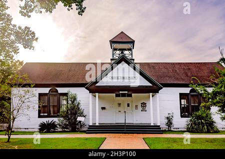 Das Bell Building, in dem sich das Marietta Johnson Museum befindet, ist auf dem Campus des Coastal Alabama Community College in Fairhope, Alabama, abgebildet. Stockfoto