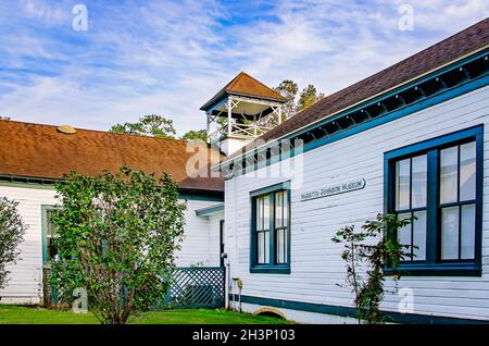 Das Bell Building, in dem sich das Marietta Johnson Museum befindet, ist auf dem Campus des Coastal Alabama Community College in Fairhope, Alabama, abgebildet. Stockfoto