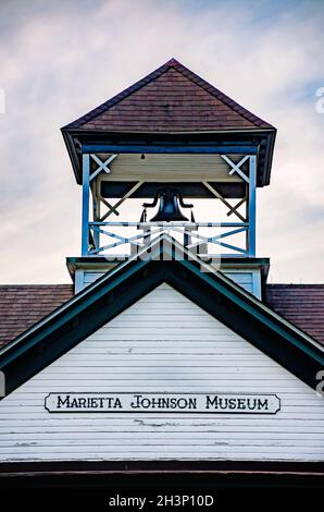 Das Bell Building, in dem sich das Marietta Johnson Museum befindet, ist auf dem Campus des Coastal Alabama Community College in Fairhope, Alabama, abgebildet. Stockfoto