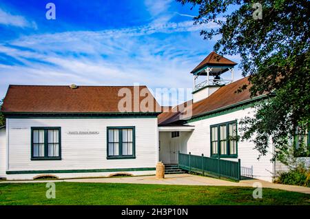 Das Bell Building, in dem sich das Marietta Johnson Museum befindet, ist auf dem Campus des Coastal Alabama Community College in Fairhope, Alabama, abgebildet. Stockfoto