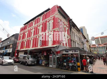 An der Kreuzung zwischen Temple Street und Trengganu Street mit Restaurants und Geschäften und mehreren Menschen im Chinatown District, Singapur. Stockfoto
