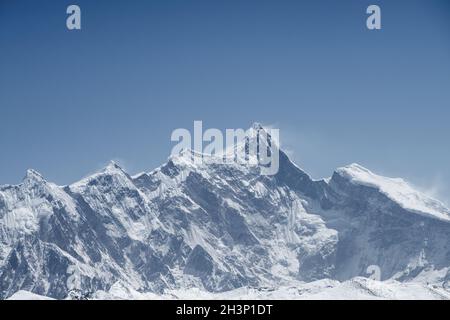 Berggipfel vor blauem Himmel Stockfoto