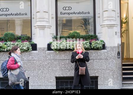 Zwei Frauen außerhalb Europas ArabBank Moorgate London England Stockfoto