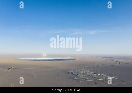 Luftaufnahme des solarthermischen Kraftwerks und des Transformatorumspannwerks in der Wüste Stockfoto