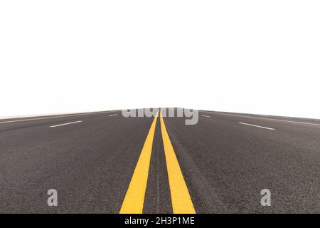 Leere Asphaltstraße isoliert auf weiß Stockfoto