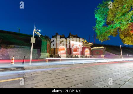 Tor des Yuxu Palastes bei Nacht auf dem berg wudang Stockfoto