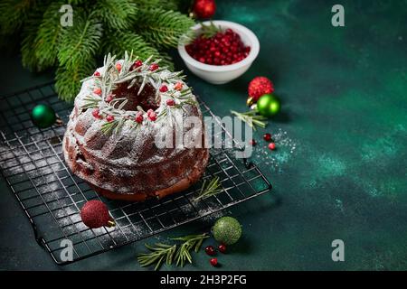 Weihnachtliche hausgemachte dunkle Schokolade gebündelt Kuchen mit Puderzucker und frischen Beeren verziert Stockfoto