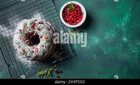 Weihnachtliche hausgemachte dunkle Schokolade gebündelt Kuchen mit Puderzucker und frischen Beeren verziert Stockfoto