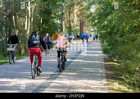 Radfahrer auf der Dünenstraße zwischen Ahlbeck in Deutschland und Swinoujscie in Polen Stockfoto