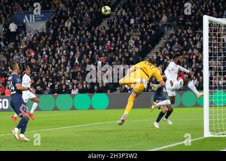 Paris, Frankreich. Oktober 2021. GIANLUIGI DONNARUMMA Torhüter der PSG Box den Ball und retten sein Team während der französischen Meisterschaft Fußball, Ligue 1 Uber isst, zwischen Paris Saint Germain und Lille im Parc des Princes Stadium - Paris Frankreich. Kredit: ZUMA Press, Inc./Alamy Live Nachrichten Stockfoto