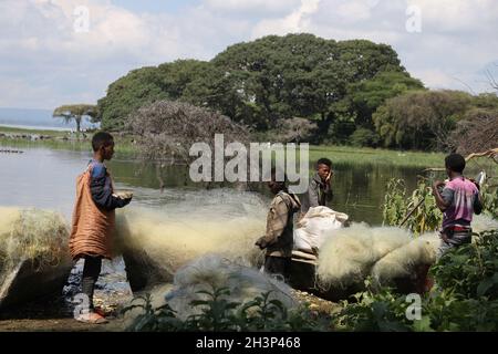 Hawassa, Äthiopien. Okt. 2021. Junge Menschen bereiten sich auf den Fischfang am Hawassa Lake in der Stadt Hawassa, der Hauptstadt des äthiopischen Regionalstaates Sidama, vor, 13. Oktober 2021. Quelle: Michael Tewelde/Xinhua/Alamy Live News Stockfoto