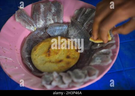 Hawassa, Äthiopien. Okt. 2021. Das am 13. Oktober 2021 aufgenommene Foto zeigt rohe Fischscheiben, die auf einem Teller am Hawassa Lake in der Stadt Hawassa, der Hauptstadt des äthiopischen Regionalstaates Sidama, serviert werden. Quelle: Michael Tewelde/Xinhua/Alamy Live News Stockfoto