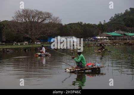 Hawassa, Äthiopien. Okt. 2021. Junge Menschen fischen am Hawassa Lake in der Stadt Hawassa, der Hauptstadt des äthiopischen Regionalstaates Sidama, 13. Oktober 2021. Quelle: Michael Tewelde/Xinhua/Alamy Live News Stockfoto