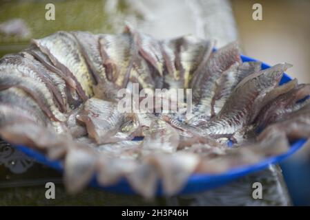 Hawassa, Äthiopien. Okt. 2021. Das am 13. Oktober 2021 aufgenommene Foto zeigt rohe Fischscheiben, die auf einem Teller am Hawassa Lake in der Stadt Hawassa, der Hauptstadt des äthiopischen Regionalstaates Sidama, serviert werden. Quelle: Michael Tewelde/Xinhua/Alamy Live News Stockfoto