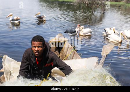 Hawassa, Äthiopien. Okt. 2021. Michael Badessa, ein 18-jähriger Fischer, fischt am Hawassa Lake in der Stadt Hawassa, der Hauptstadt des äthiopischen Regionalstaates Sidama, am 13. Oktober 2021. Quelle: Michael Tewelde/Xinhua/Alamy Live News Stockfoto