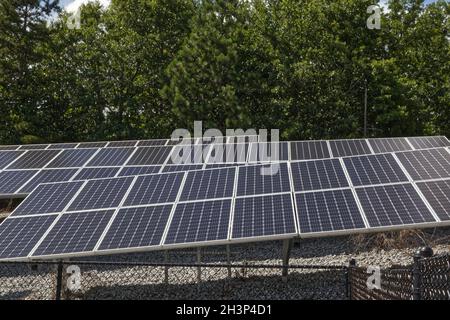 Nahaufnahme von Reihen von Solarzellen hinter einem Zaun in Georgien Stockfoto