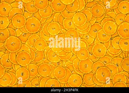 Mandarine Citrus reticulata Hintergrund mit Scheiben bedeckt. Stockfoto