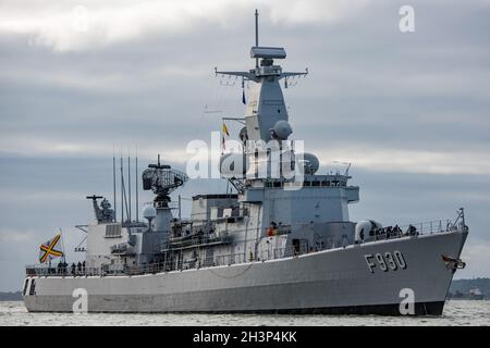Die belgische Navy-Fregatte BNS Leopold I. kam am 22/10/21 mit anderen Schiffen der NATO SNMG1 Squadron in Portsmouth, Großbritannien an. Stockfoto
