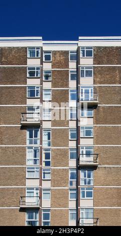 Ein Blick auf einen typischen, von british council gebauten Hochhaus-Apartmentblock, der typisch für öffentliche Wohnhäuser in großbritannien ist Stockfoto