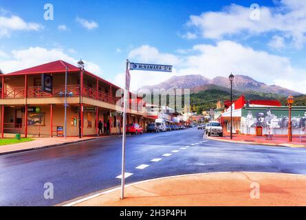 Queenstown, Australien - 24. April 2014: Haupteinkaufsstraße in der regionalen Bergbaustadt Queenstown an der Tasmanischen Ostküste. Stockfoto