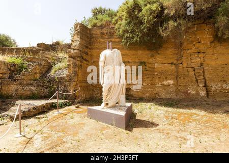 Panorama-Sehenswürdigkeiten von Togati Marmorstatuen im Tal der Tempel in Agrigento, Sizilien, Italien. Stockfoto