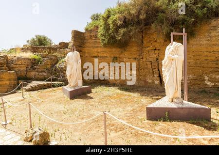 Panorama-Sehenswürdigkeiten von Togati Marmorstatuen im Tal der Tempel in Agrigento, Sizilien, Italien. Stockfoto