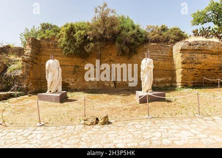 Panorama-Sehenswürdigkeiten von Togati Marmorstatuen im Tal der Tempel in Agrigento, Sizilien, Italien. Stockfoto