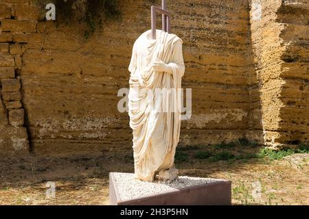 Panorama-Sehenswürdigkeiten von Togati Marmorstatuen im Tal der Tempel in Agrigento, Sizilien, Italien. Stockfoto