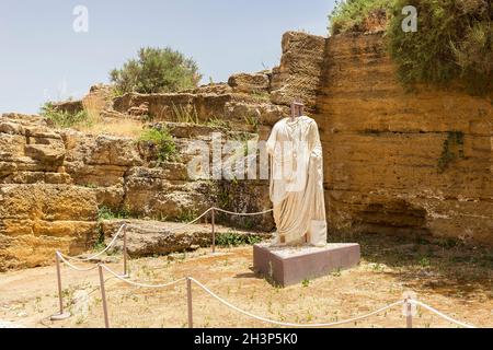 Panorama-Sehenswürdigkeiten von Togati Marmorstatuen im Tal der Tempel in Agrigento, Sizilien, Italien. Stockfoto