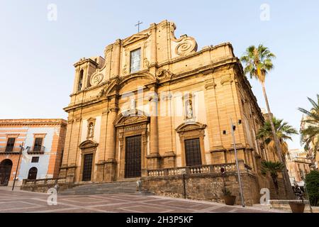 Panorama-Sehenswürdigkeiten der Kathedrale von Sciacca (Basilica di Maria Santissima del Soccorso) in Sciacca, Provinz Agrigento, Sizilien, Italien. Stockfoto