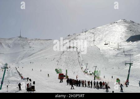 PALANDOKEN, TÜRKEI - 08. MÄRZ: Skigebiet Palandoken am 08. März 2008 in Erzurum, Türkei. Palandoken gilt als der beste Berg der Türkei für erfahrene Skifahrer. Stockfoto