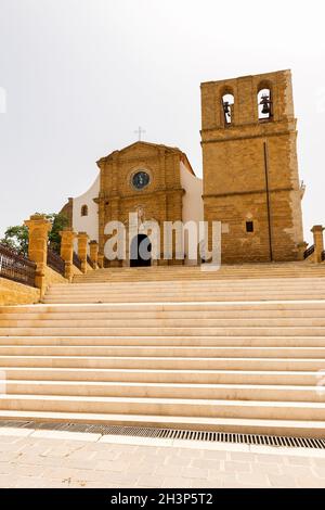 Panorama-Sehenswürdigkeiten der Kathedrale von St., Gerland von Agrigento (Cattedrale di San Gerlando di Agrigento) in Agrigento, Sizilien, Italien. Stockfoto