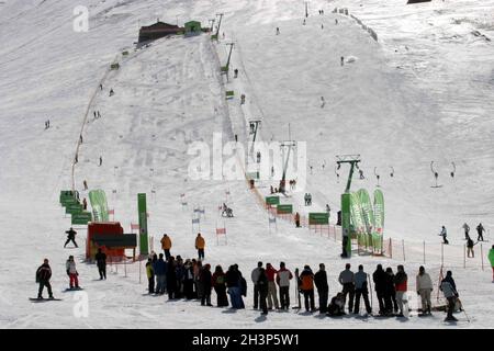 PALANDOKEN, TÜRKEI - 08. MÄRZ: Skigebiet Palandoken am 08. März 2008 in Erzurum, Türkei. Palandoken gilt als der beste Berg der Türkei für erfahrene Skifahrer. Stockfoto