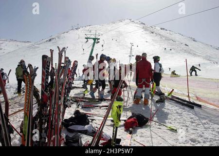 PALANDOKEN, TÜRKEI - 08. MÄRZ: Skifahrer bereiten sich am 08. März 2008 in Erzurum, Türkei, auf das Skigebiet Palandoken vor. Palandoken gilt als der beste Berg der Türkei für erfahrene Skifahrer. Stockfoto